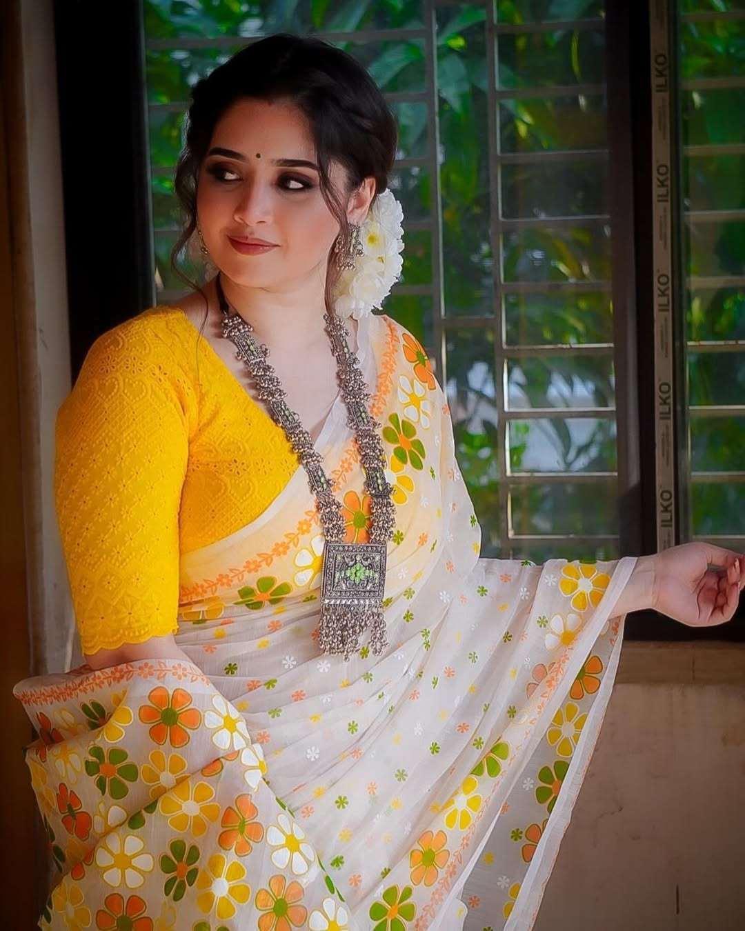 rudraksh sunbun pure and soft linen fabric with beautiful and fancy floral digital print in saree saree with tussels rudraksh sunbun pure and soft linen fabric with beautiful and fancy floral digital print in saree saree with tussels