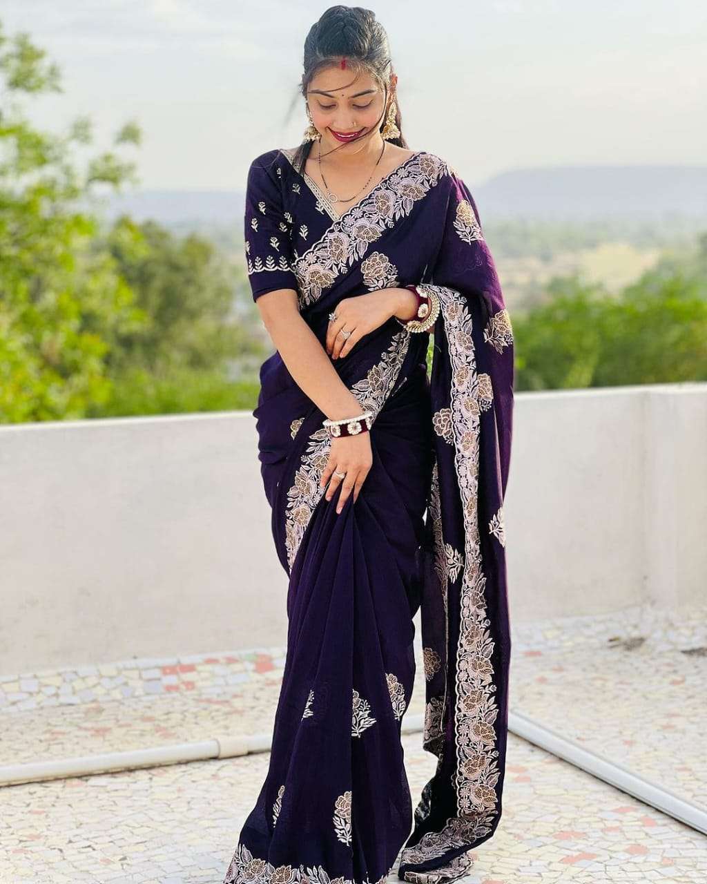 rudraksh blooming vichitra fabric beautiful zari thread with stone work party wear saree rudraksh blooming vichitra fabric beautiful zari thread with stone work party wear saree